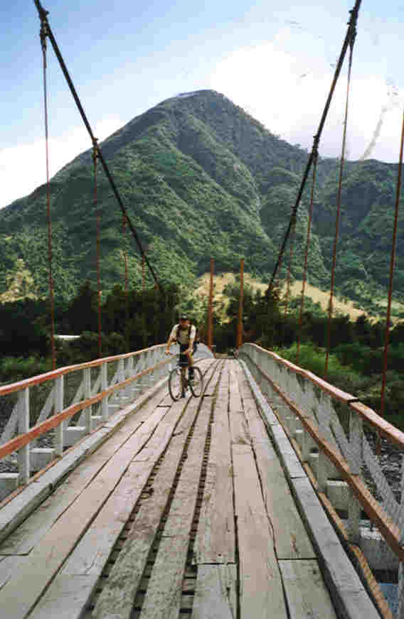 puente over Rio Trancure met MTB