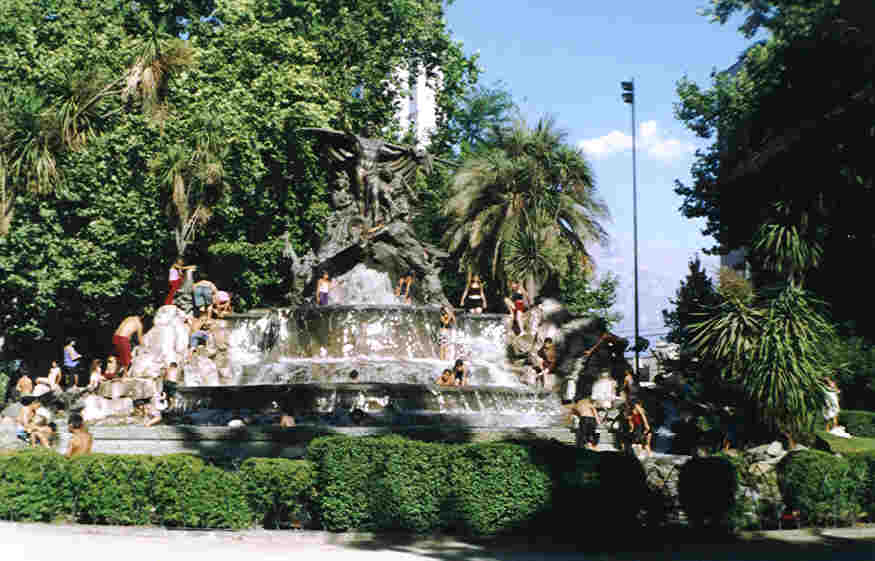 hot in the city: fontein in Parque Forestal