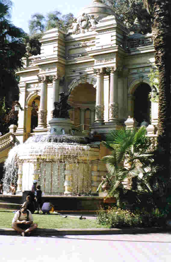 lezend aan fontein van Cerro Santa Lucia