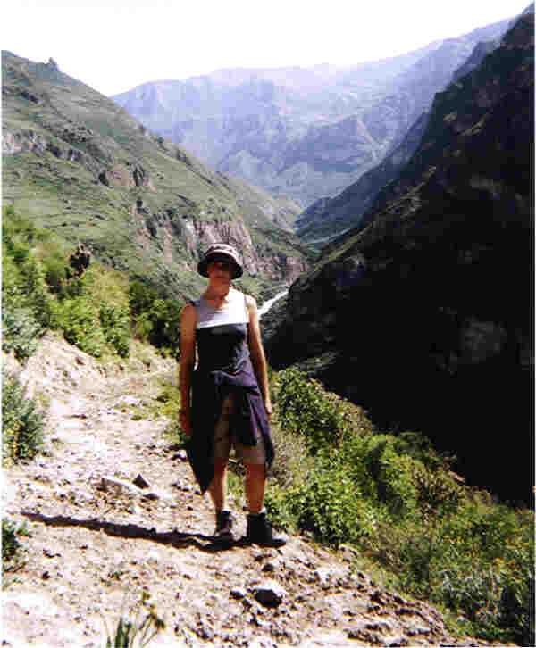 Inge op wandel in de Cotahuasi-canyon